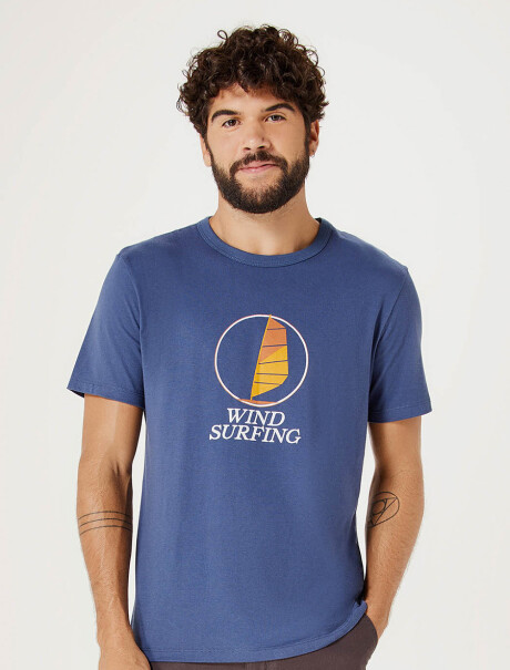 CAMISETA ESTAMPADA MODELO REGULAR CELESTE