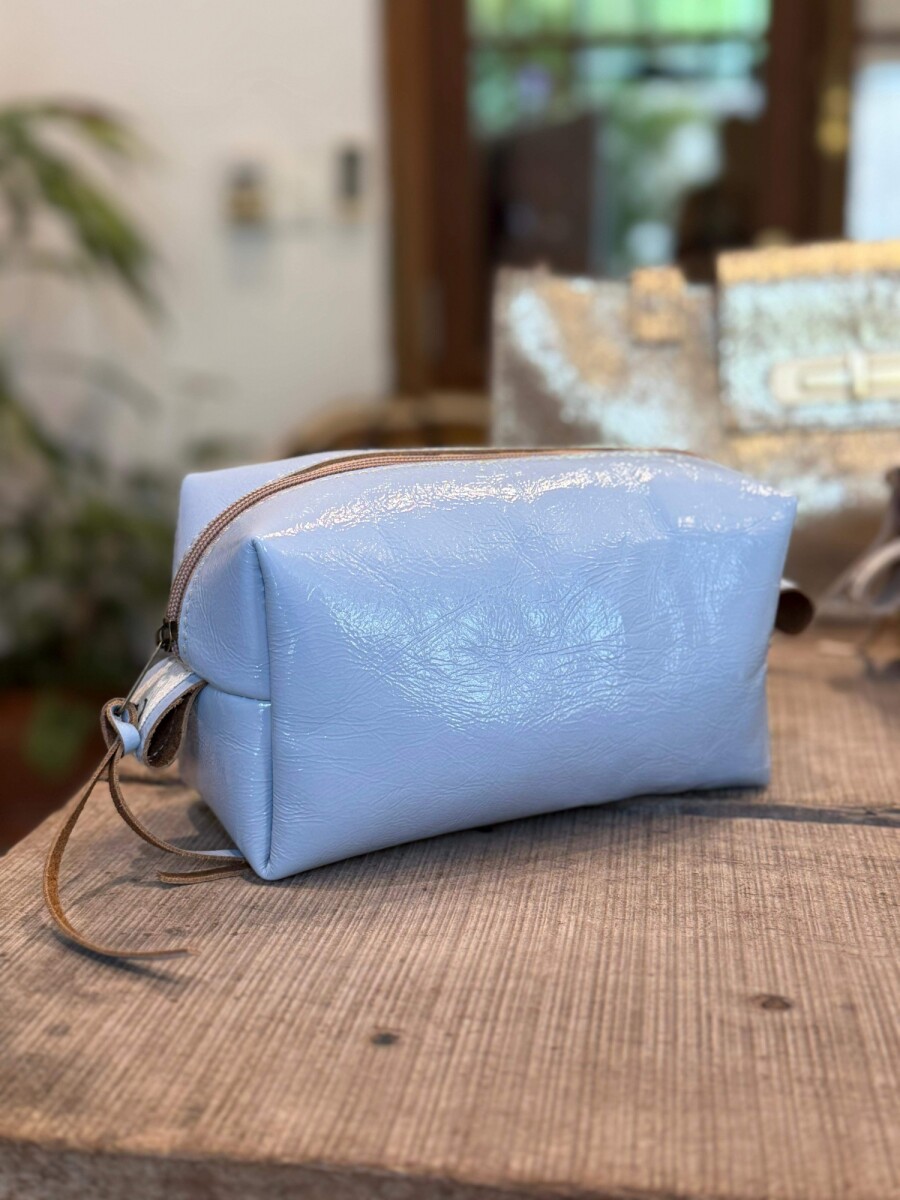 Neceser de Cuero - Celeste Charol 