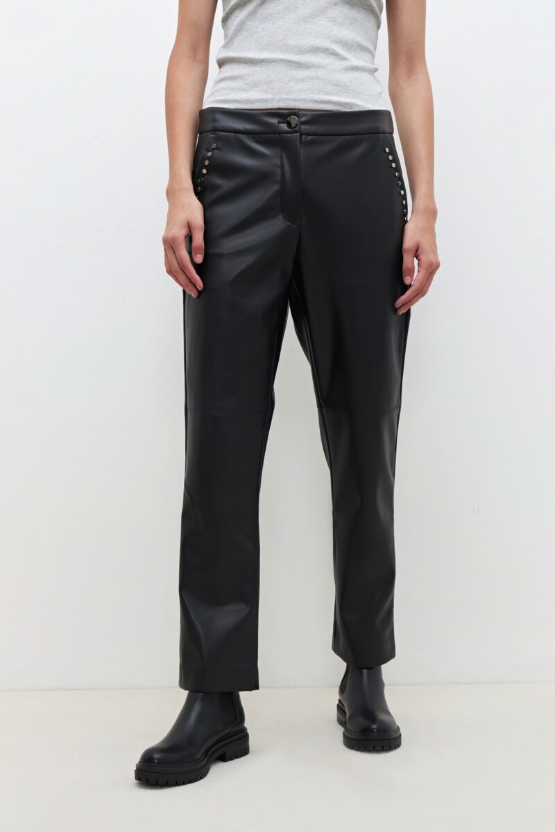 Pantalón eco cuero con tachas negro