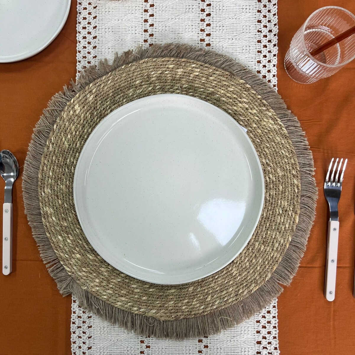 Plato principal con textura cerámica 