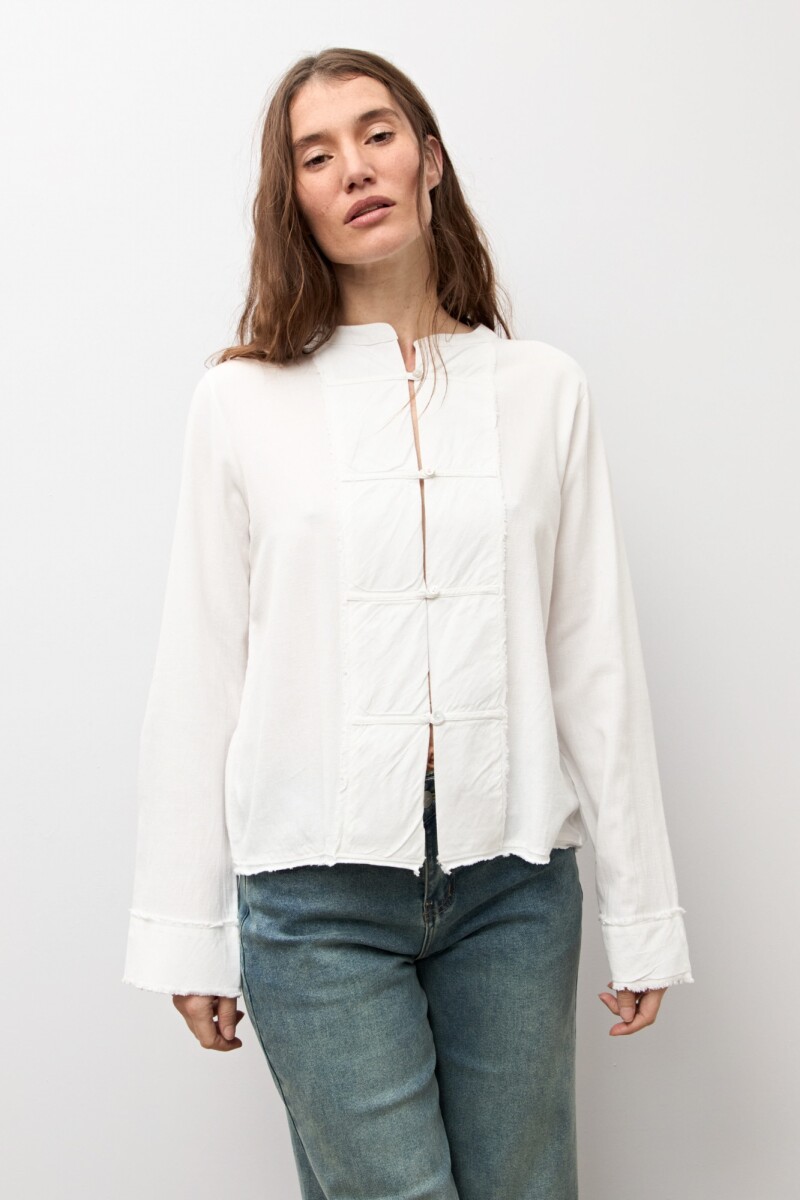 Blusa alamares blanco
