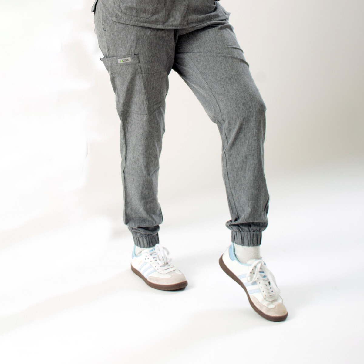 PANTALON UNISTORE MODELO JOGGER GRIS MELANGE 