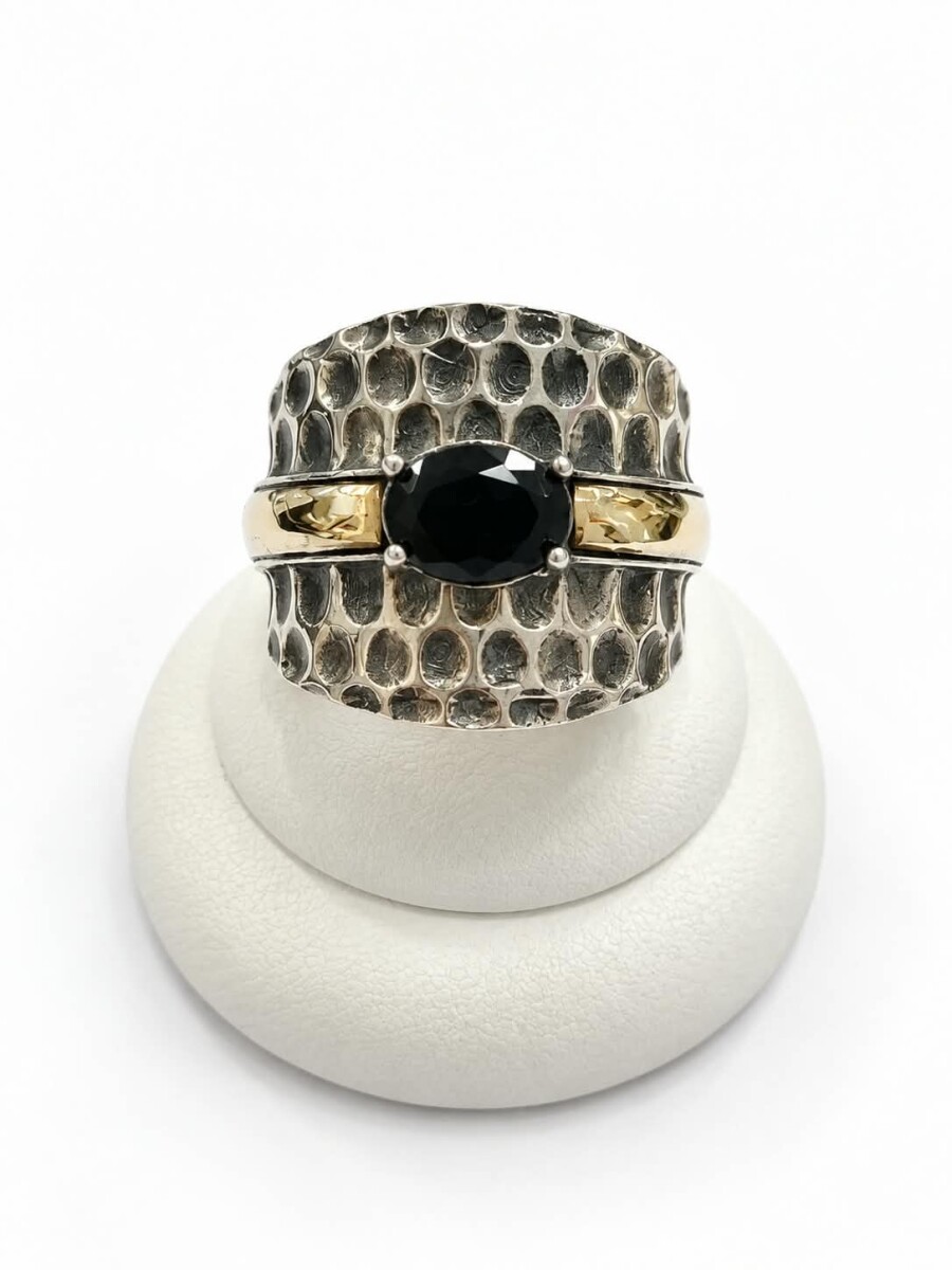 Anillo martillado con zirconia 