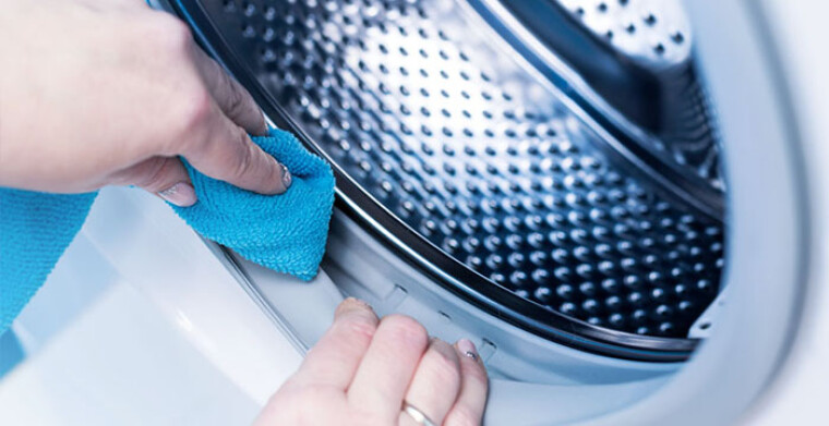 detergente y agua: aliados para limpiar lavadora dentro. — Europa
