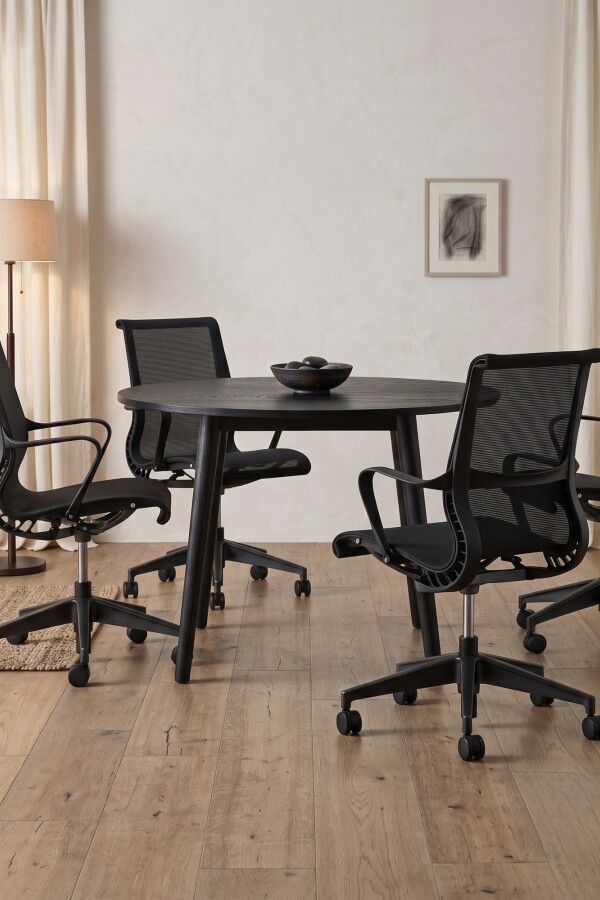 Mesa redonda Ø110 cm – Madera Negra. Mesa redonda Ø110 cm – Madera Negra.