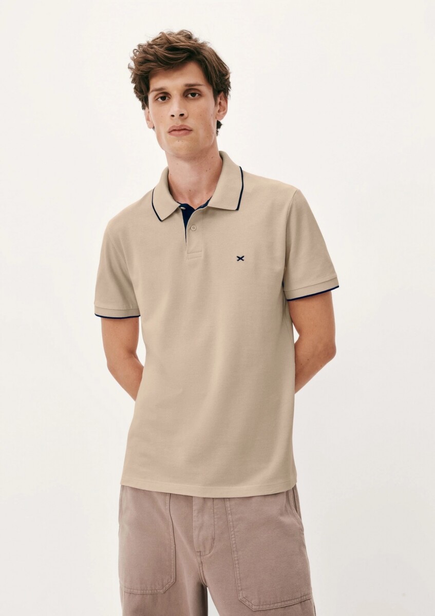 CAMISETA DE CUELLO CON BORDADO - BEIGE 