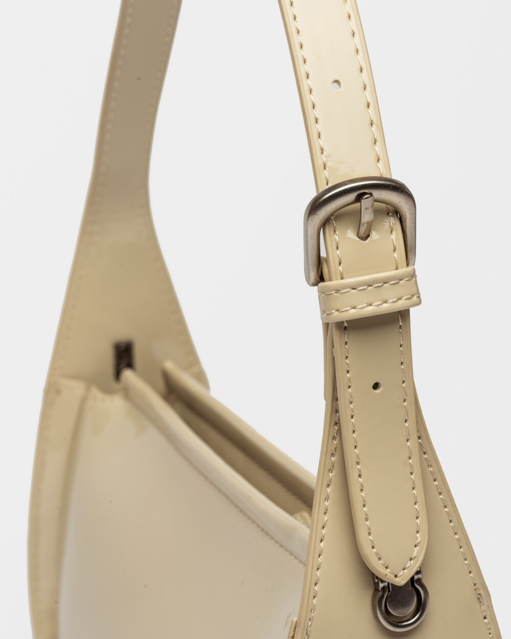 Cartera Al Hombro Leaf en Efecto Cuero Charol Natural