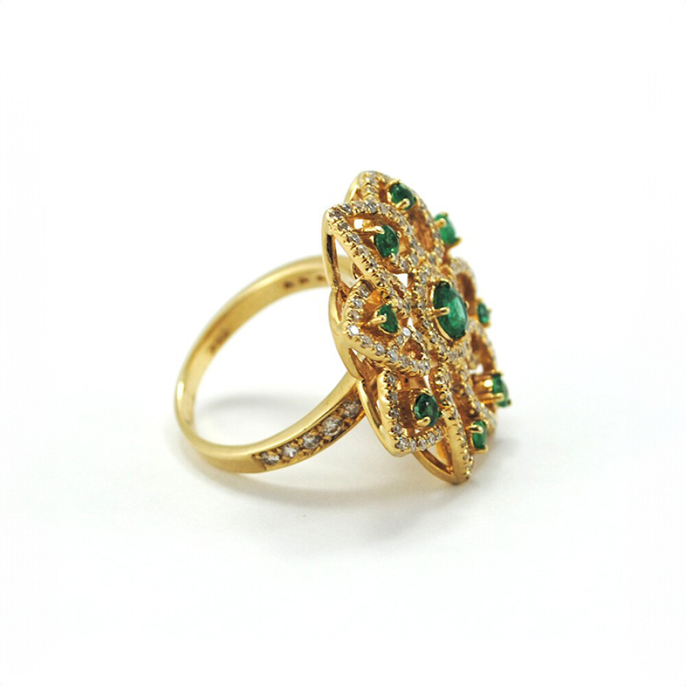 Anillo moderno, oro amarillo 18K , diamantes y esmeralda. Anillo moderno, oro amarillo 18K , diamantes y esmeralda.