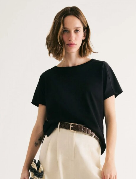 BLUSA DE VISCOSA DE CORTE REGULAR NEGRO