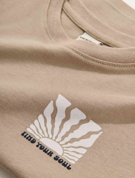 CAMISETA INFANTIL CON ESTAMPA BEIGE