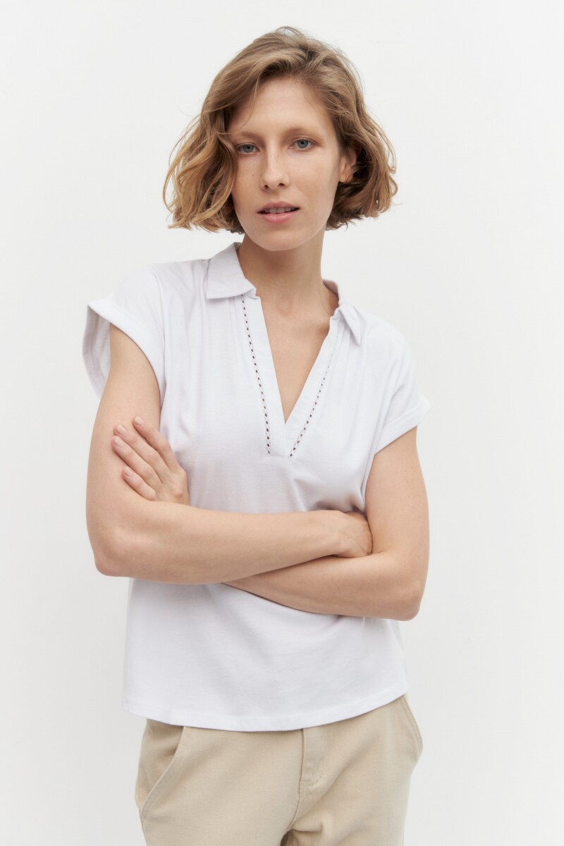 Remera escote en V con cuello camisero blanco