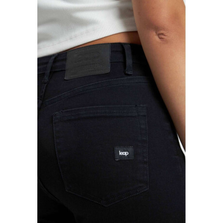 Jean Perla Black W24