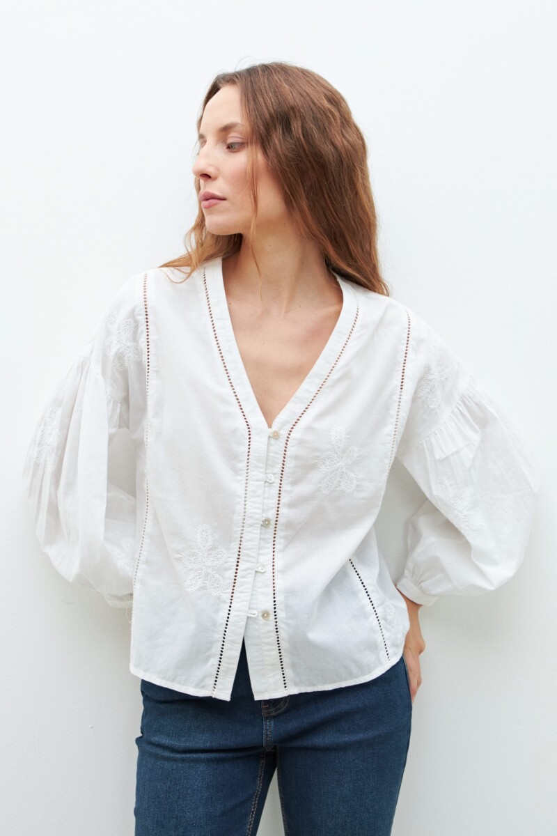 Blusa romántica con bordados blanco