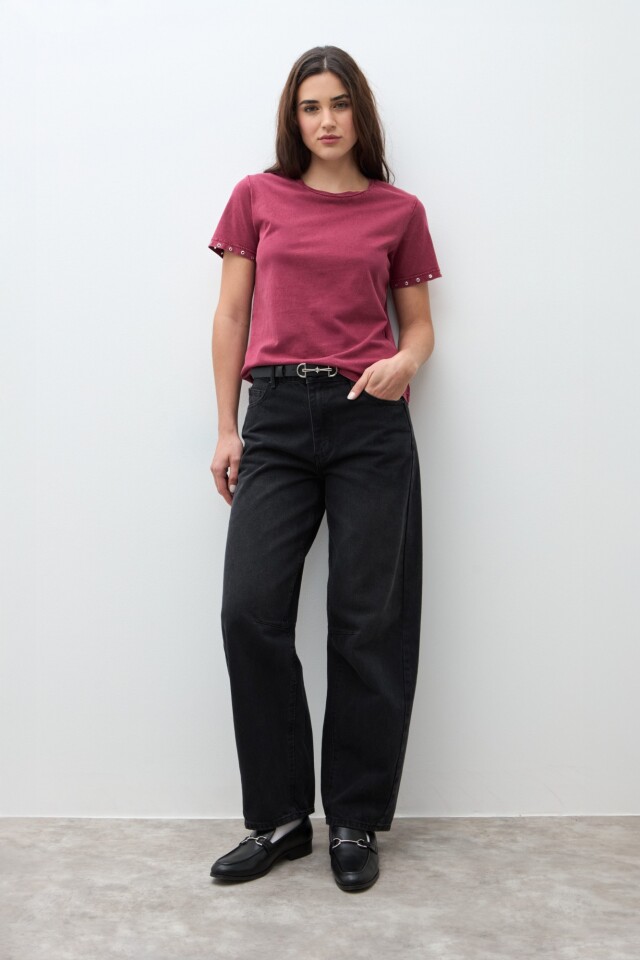 Remera ojalillos metálicos bordo