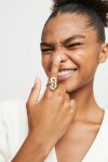 ANILLO EN ALEACIÓN DE METALES BAÑADO EN ORO DE 18K CON CRISTAL NEGRO Anillo