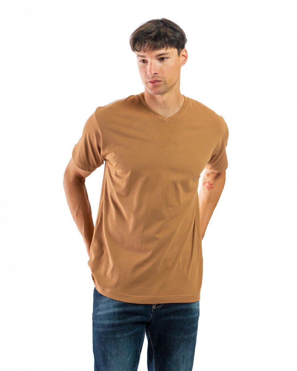 Remera Escote V - Tostado 
