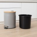 PAPELERA CON PEDAL 5LTS TEXTURADO GRIS TAPA SIMIL MADERA GRIS