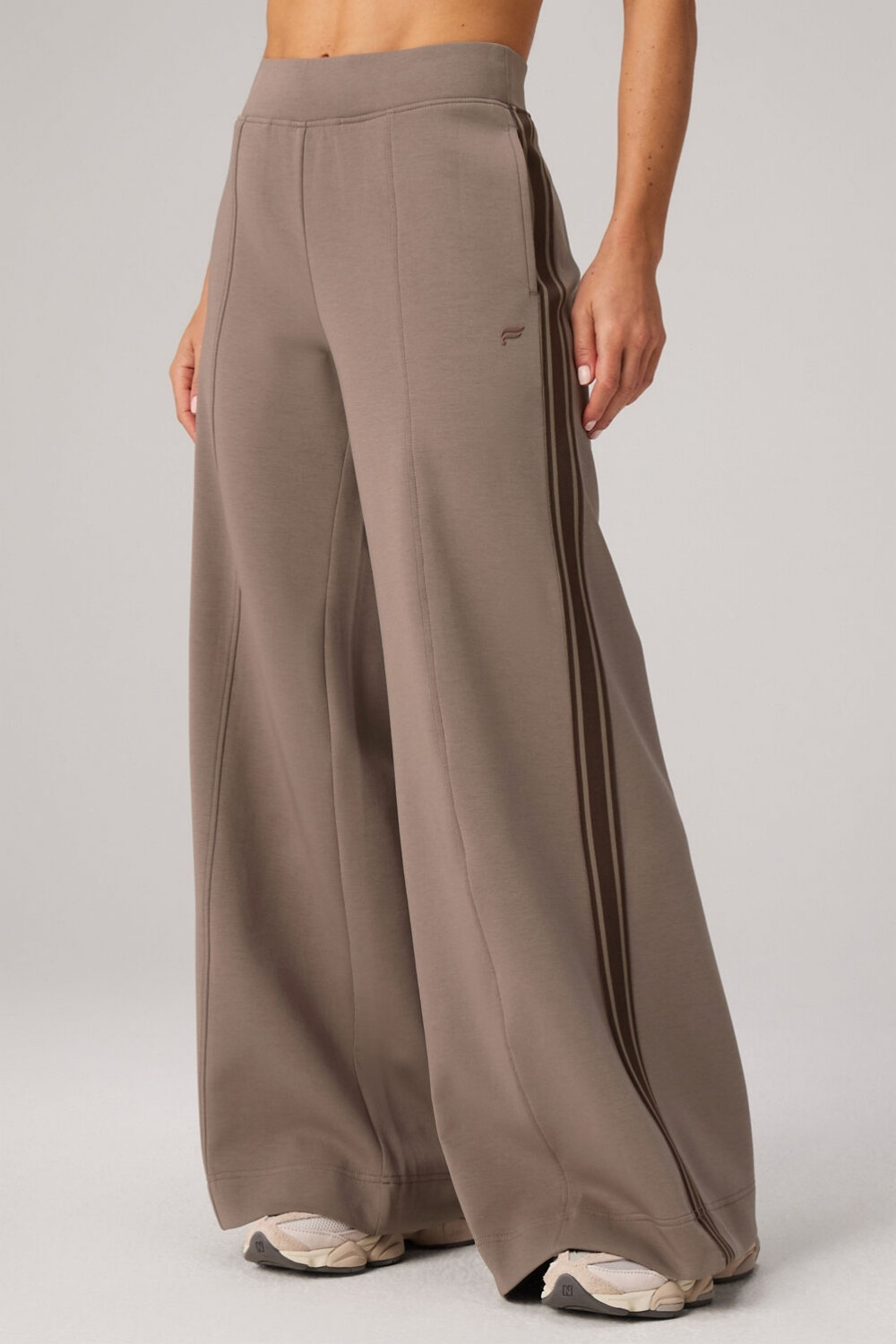 Pantalón Elevated Track Pant Mujer Desert Shadows/Dark Sienna