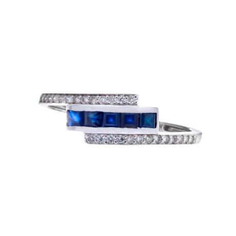 Anillo de oro 18 ktes gris con zafiro y brillante. Anillo de oro 18 ktes gris con zafiro y brillante.