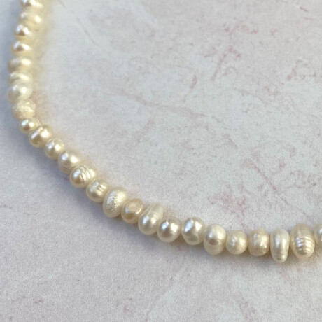 Collar MAURA en Plata 925 con baño de oro y perla de río Collar MAURA en Plata 925 con baño de oro y perla de río