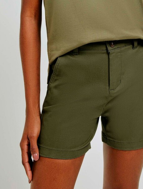 SHORT BÁSICO MODELO CHINO VERDE