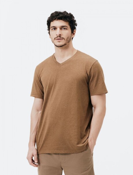 CAMISETA BÁSICA WORLD CUELLO EN V MARRÓN