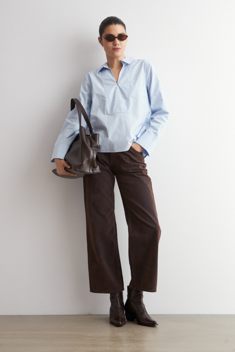Blusa cuello camisa celeste