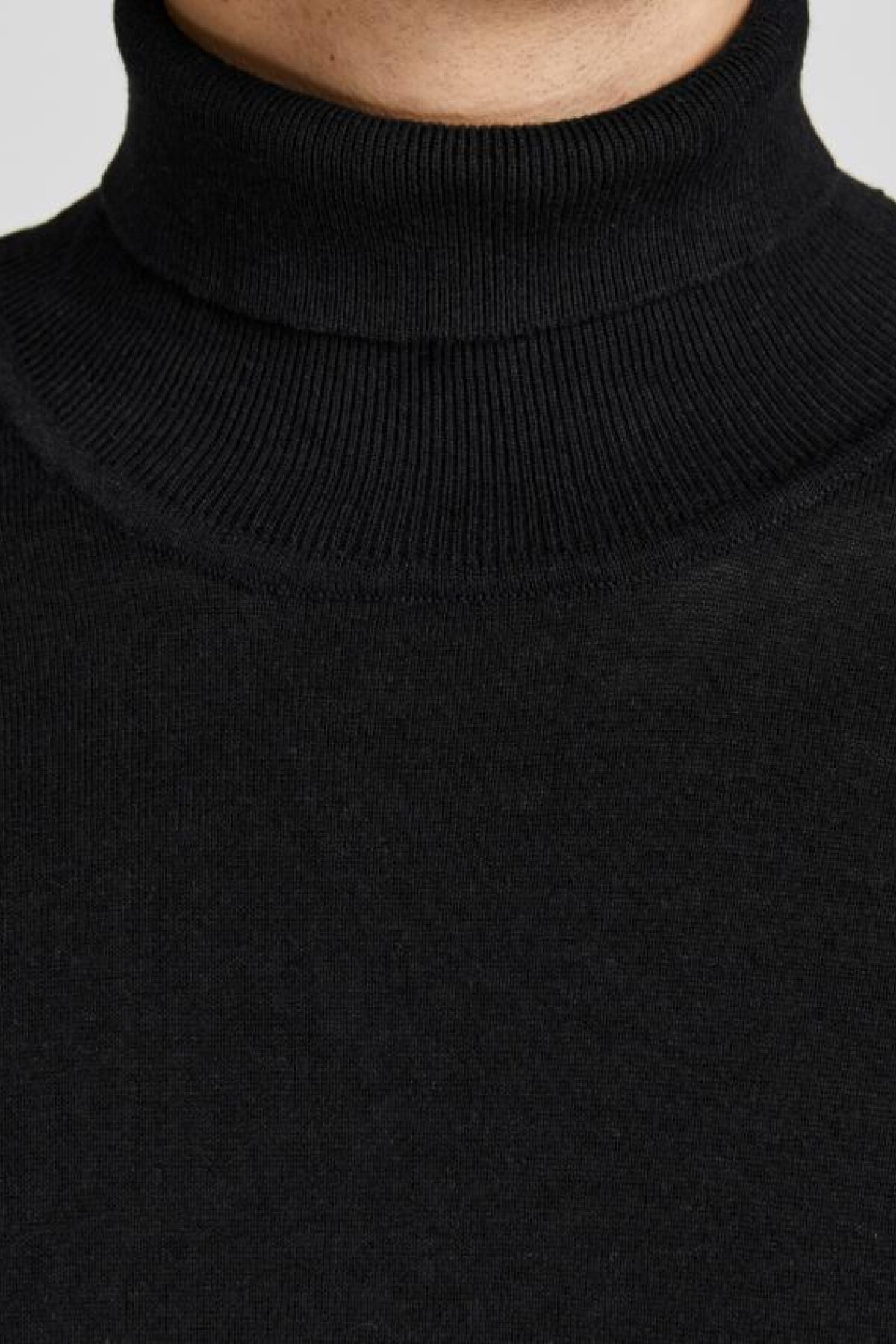 Sweater Rogan Básico Cuello Alto Black