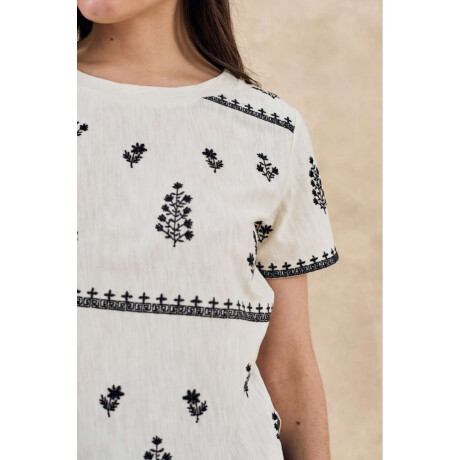 Remera Bordada Crudo Con Negro