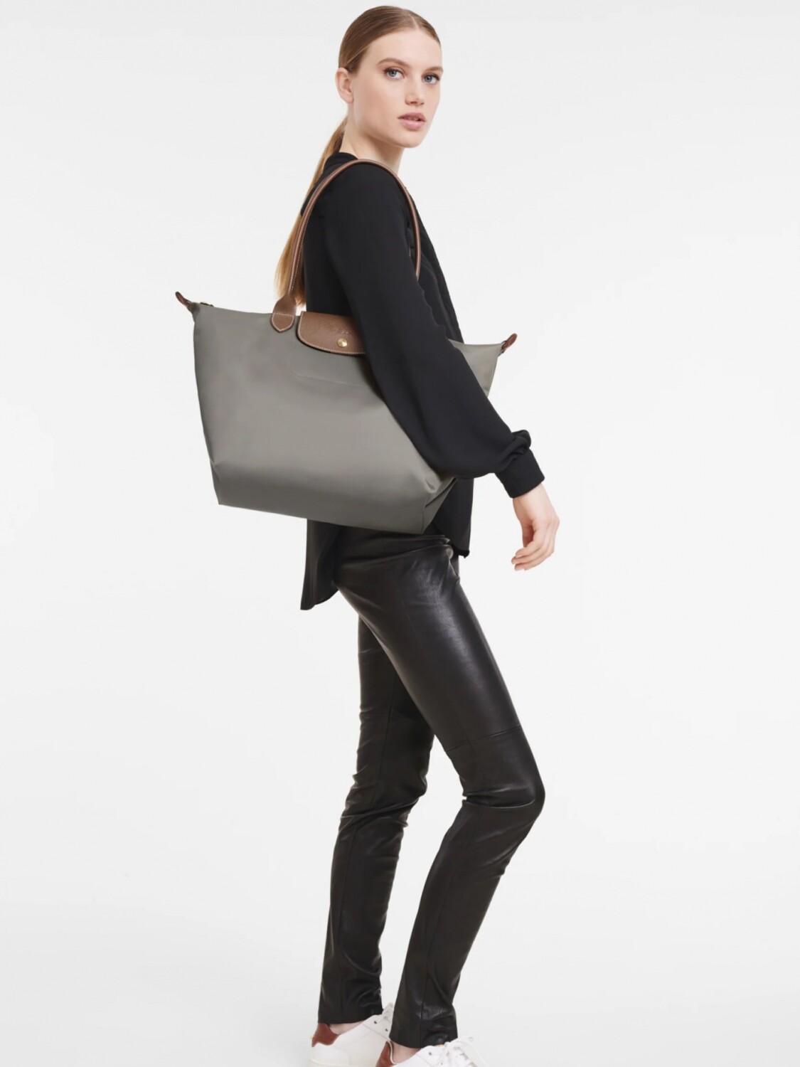 Longchamp -Cartera Longchamp plegable de nylon con cierre y asa larga, Le pliage L Gris