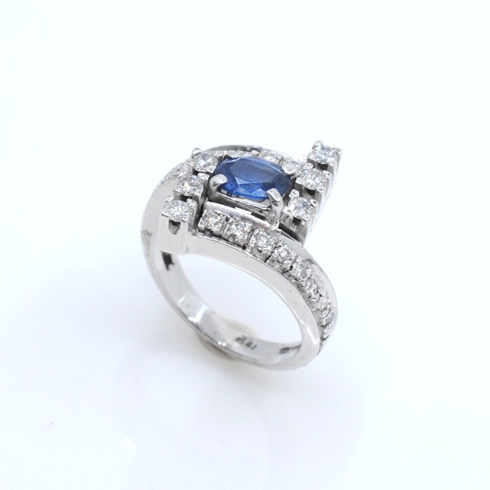 Anillo en oro 18k blanco , brillantes y zafiro Anillo en oro 18k blanco , brillantes y zafiro