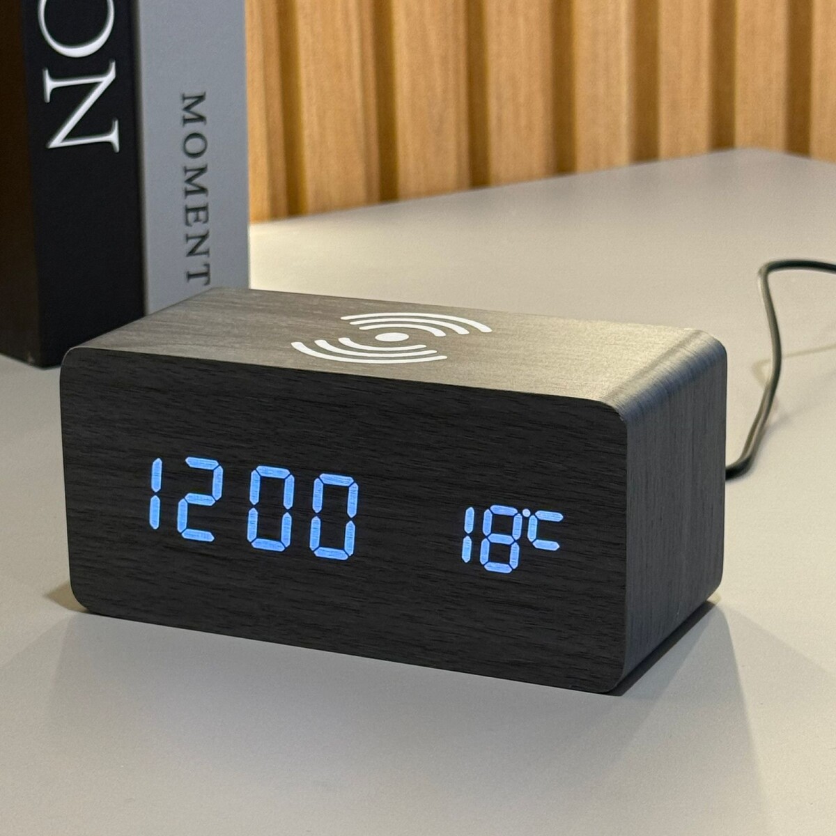 Reloj Despertador Digital Símil Madera Con Carga Inalámbrica 