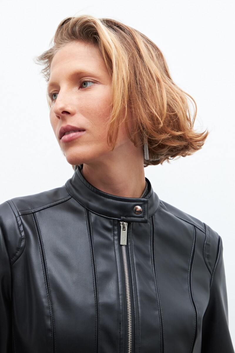 Chaqueta eco cuero con cortes en tul negro