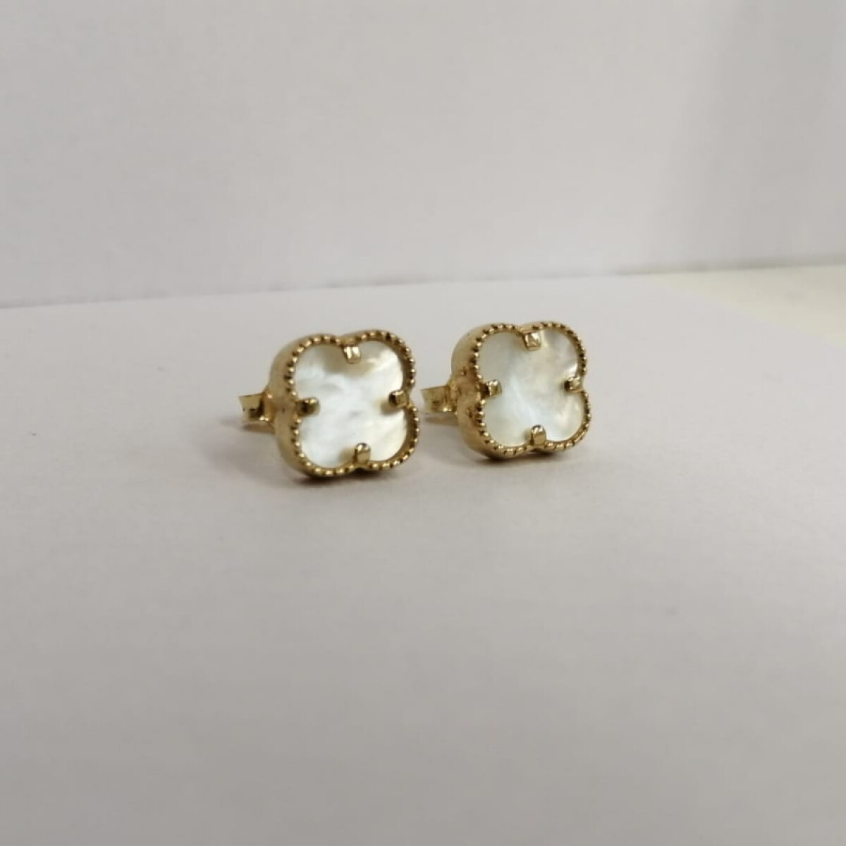 Caravanas en oro 10kt. diseño flor 