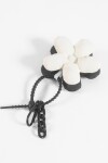 Llavero puffy flor negro