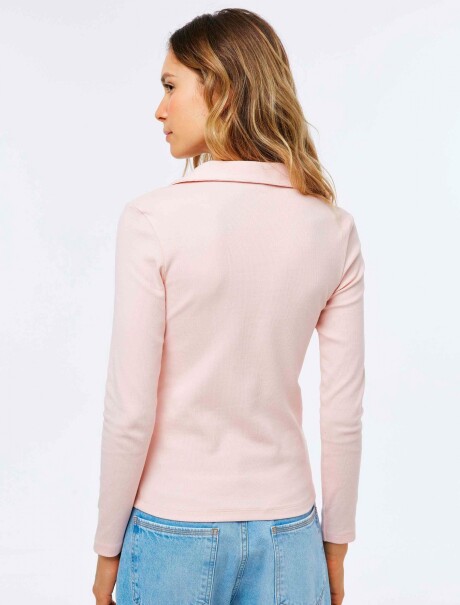 CAMISETA CON CUELLO ROSADO