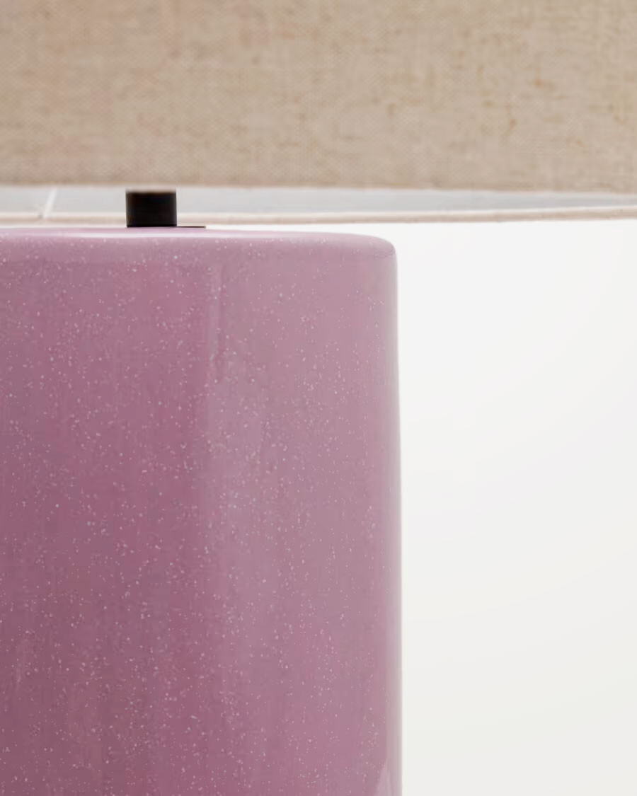 Lámpara de mesa Toneric de cerámica con acabado lila y algodón