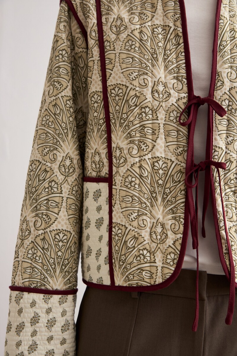 Chaqueta estampada capitoneada verde oliva