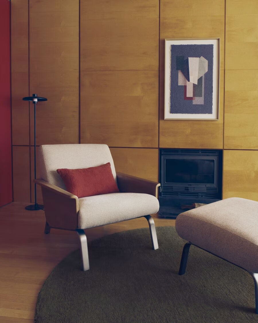 Butaca Amsen beige de contrachapado de roble y patas de acero inoxidable cepillado Butaca Amsen beige de contrachapado de roble y patas de acero inoxidable cepillado