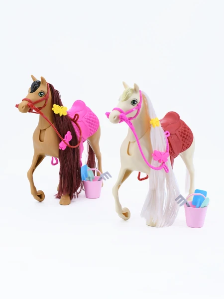 CABALLO CON ACCESORIOS MARRON