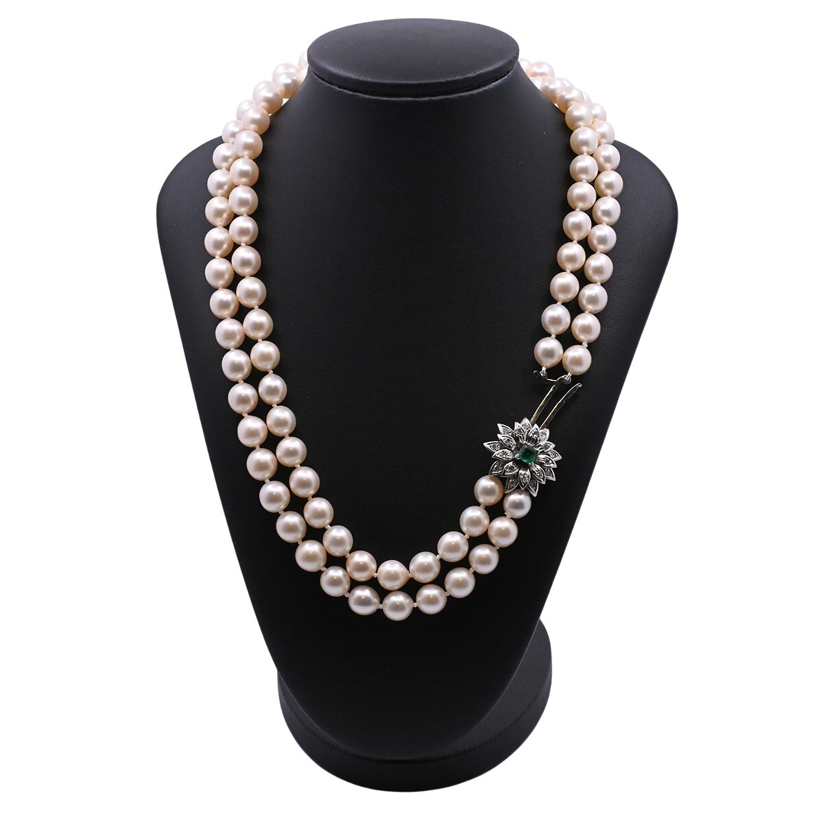 Collar de perlas 2 hilos con broche oro 18k blanco con esmeralda central y brillantes. 