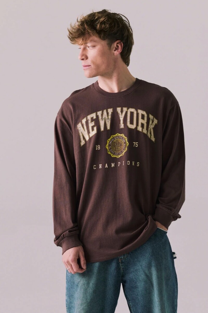 REMERA DE MANGA LARGA NEW YORK Marron