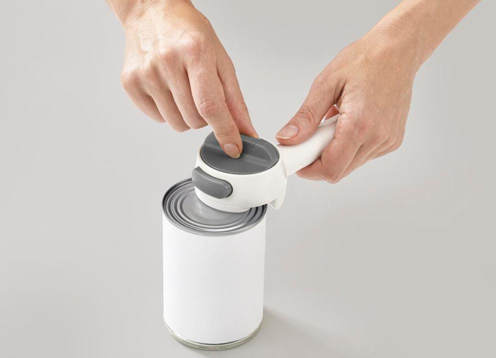 Abrelatas compacto y ergonómico, con mecanismo de giro fácil 