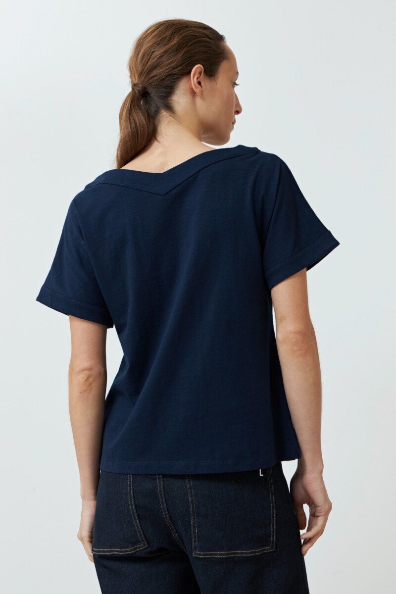 Remera con botones azul marino