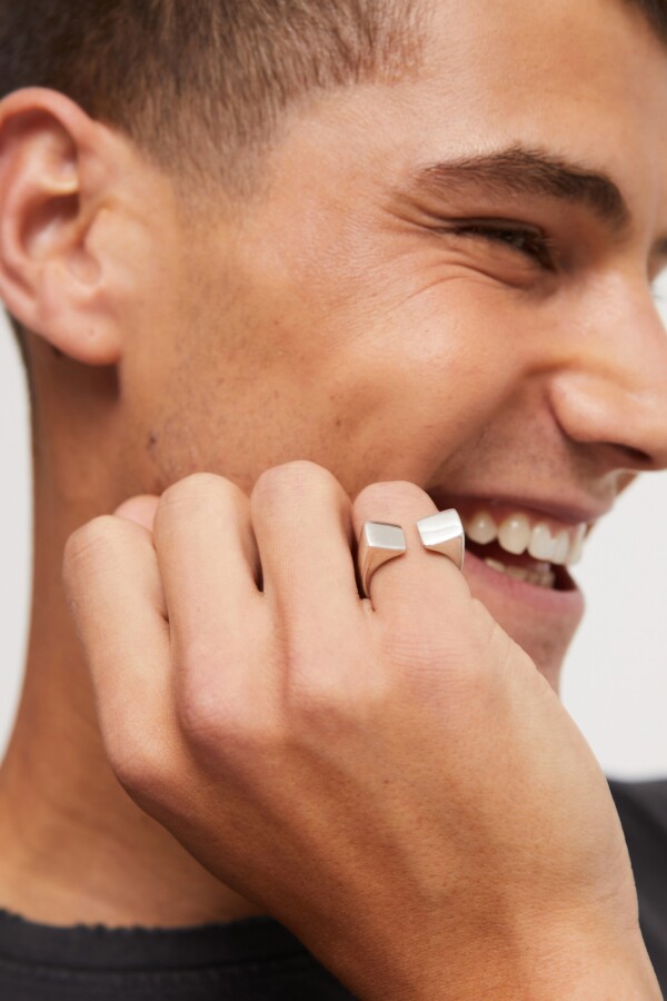 ANILLO BAÑADO EN PLATA DE LEY ACABADO LISO Y FORMA CUADRADA Anillo