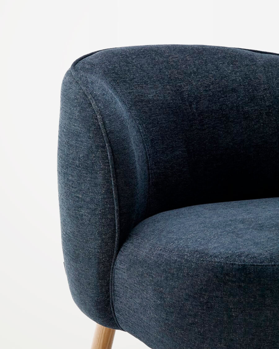 Butaca Ulit de chenilla gris azulado y patas de madera maciza haya acabado natural