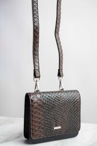 Cartera Snake Texturada Marron