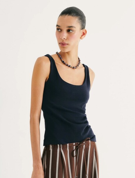 MUSCULOSA EN TELA ACANALADA CON PLIEGUES LATERALES AZUL