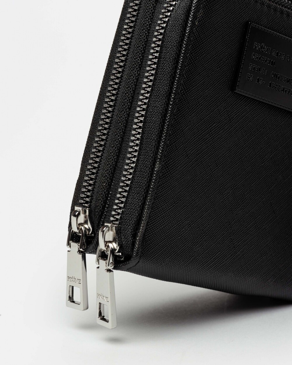 Porta Celular Penny en Efecto Cuero Zaffiano Negro
