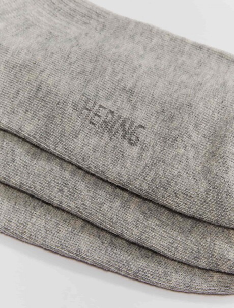 KIT CON TRES PARES DE MEDIAS UNISSEX DE CAÑO CORTO GRIS
